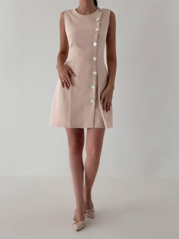 Елегантен мини фустан со асиметрични копчиња во пудреста боја мини фустан со асиметрични копчиња