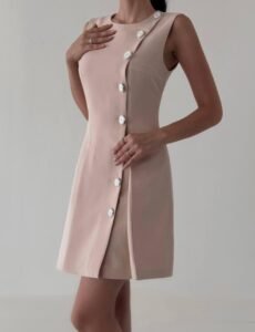 мини фустан со асиметрични копчиња