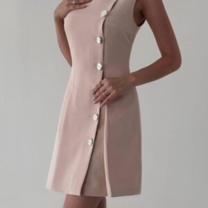 мини фустан со асиметрични копчиња