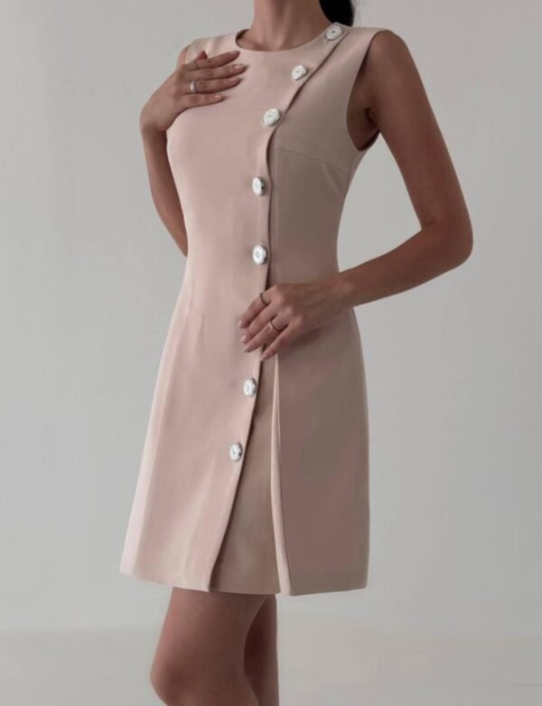 Елегантен мини фустан со асиметрични копчиња во пудреста боја мини фустан со асиметрични копчиња