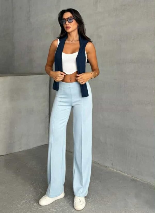 светло сини широки панталони со висок струк.