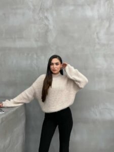 беж џемпер со висок врат и мека текстура