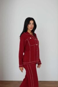 бордо плетен комплет со сако и панталони со декоративни шевови
