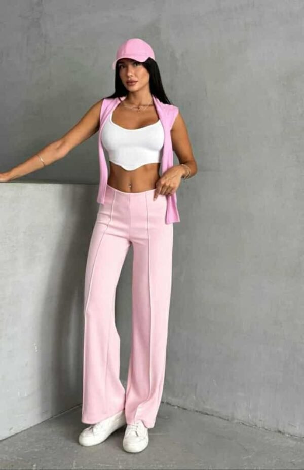 розови широки панталони со висок струк.