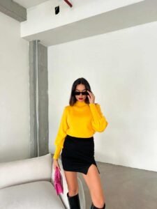 жолта блуза со висок врат и волуменозни ракави.