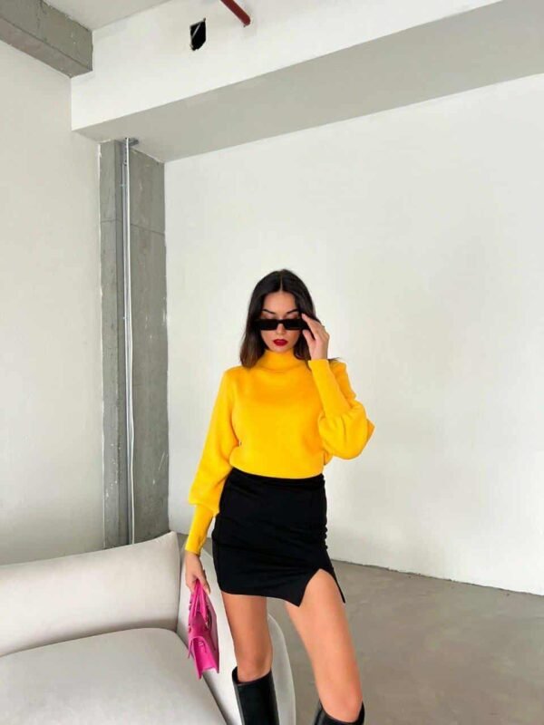 жолта блуза со висок врат и волуменозни ракави.