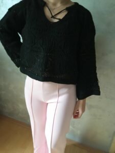 женски ажурен џемпер со V-израз во црна боја