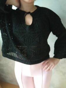 женски ажурен џемпер со V-израз во црна боја