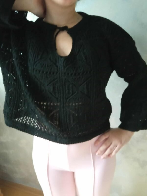 женски ажурен џемпер женски ажурен џемпер со V-израз во црна боја