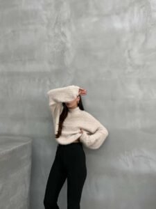 беж џемпер со висок врат и мека текстура