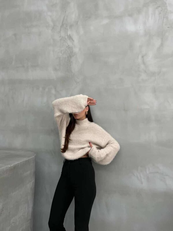 беж џемпер со висок врат и мека текстура