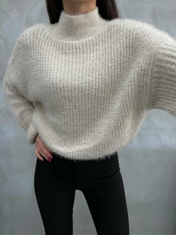 беж џемпер со висок врат и мека текстура