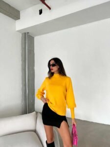 жолта блуза со висок врат и волуменозни ракави.