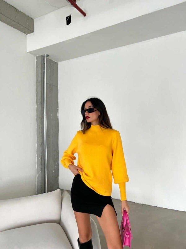 жолта блуза со висок врат и волуменозни ракави.