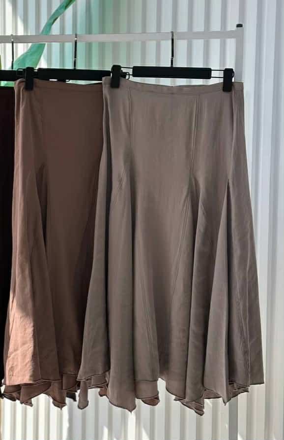 миди здолниште со висок струк и асиметричен крој во сива и кафеава боја