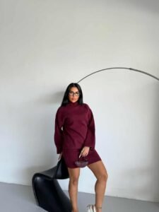 женски зимски дводелен сет од меко плетиво во вишна боја, стоечка поза