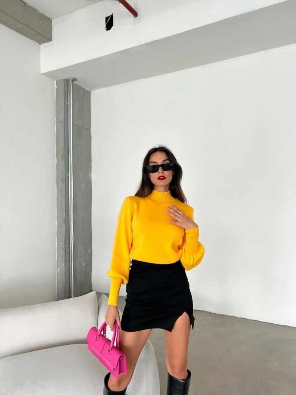 жолта блуза со висок врат и волуменозни ракави.