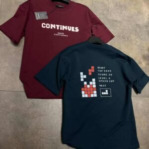 темно сина маица со пиксел принт и гејмерски детали