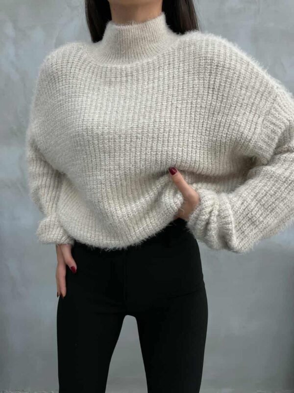 беж џемпер со висок врат и мека текстура