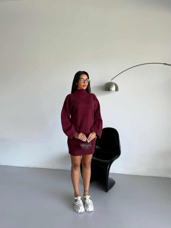 Елегантен Женски Плетен Комплет: Оверсајз Ролка и Мини Здолниште во Бордо Боја женски плетен комплет во бордо боја