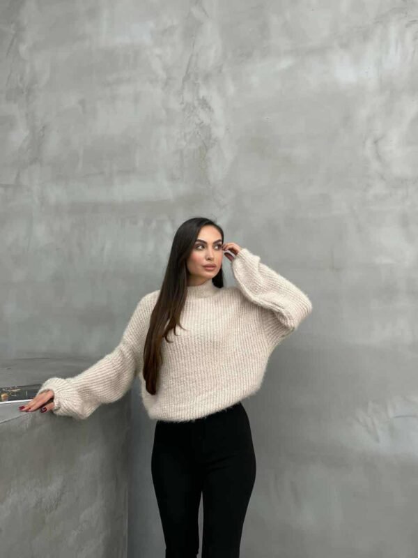 беж џемпер со висок врат и мека текстура
