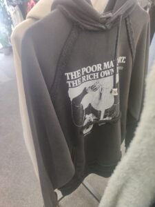 дуксер во графит боја со качулка и кенгур џеб