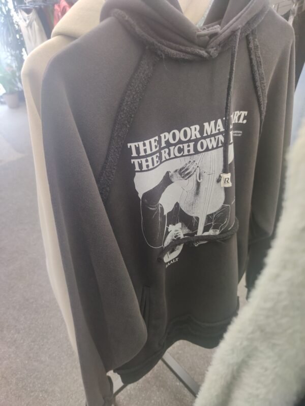 дуксер во графит боја со качулка и кенгур џеб