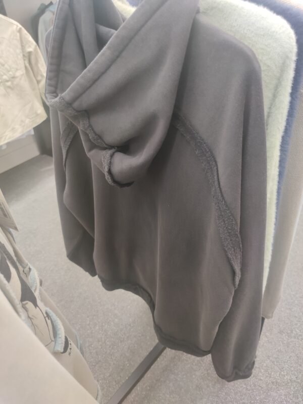 Удобен дуксер во графит боја со качулка