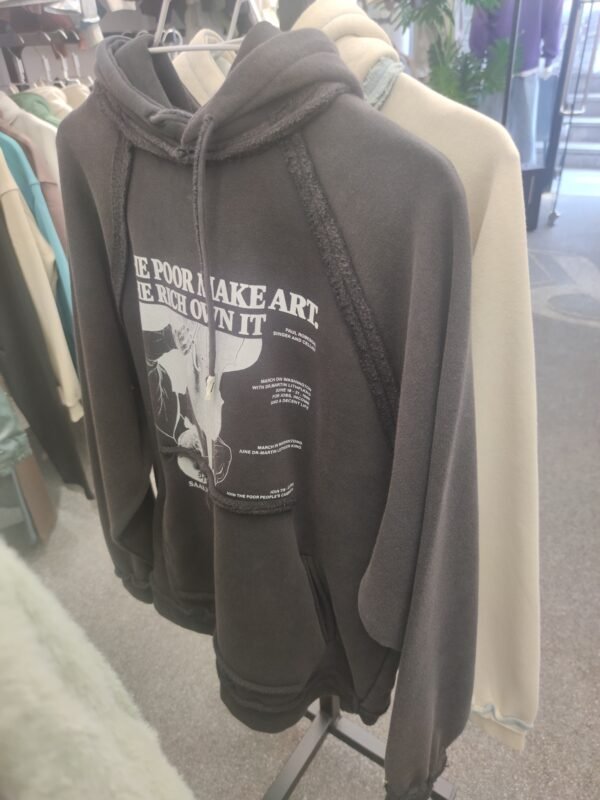 Удобен дуксер во графит боја со качулка