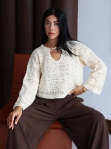 женски ажурен џемпер со V-израз во беж боја