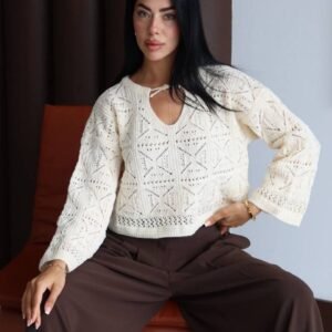 женски ажурен џемпер со V-израз во беж боја