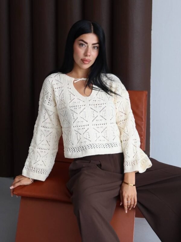 женски ажурен џемпер женски ажурен џемпер со V-израз во беж боја