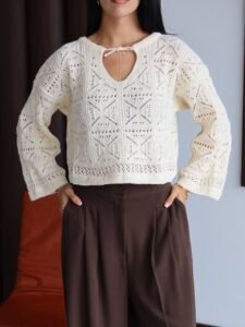 женски ажурен џемпер со V-израз во беж боја