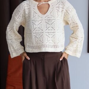 женски ажурен џемпер со V-израз во беж боја