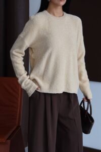 женска беж блуза со мека текстура