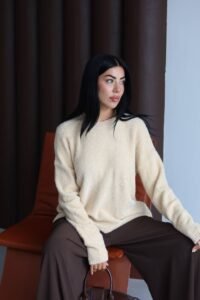 женска беж блуза со мека текстура