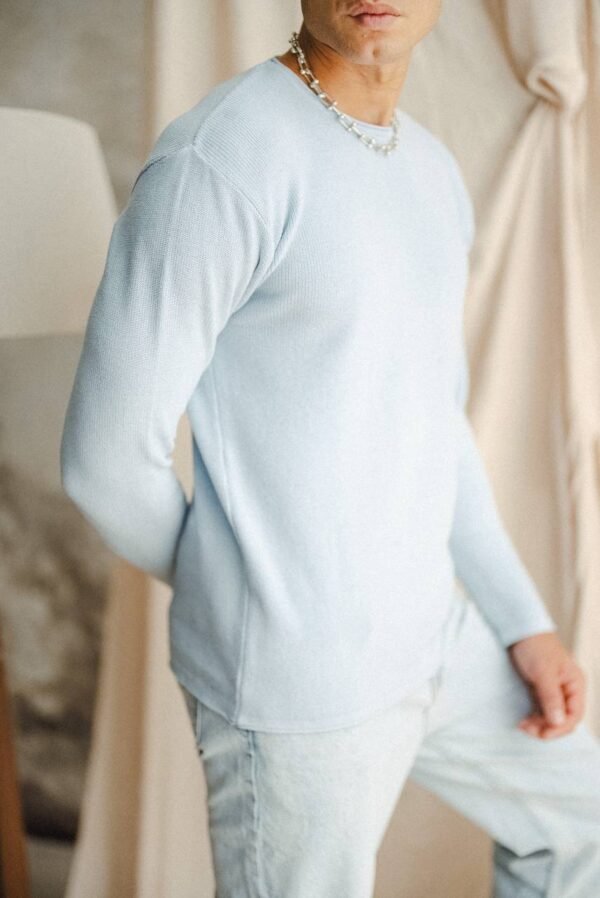 Машка блуза од мерцелизиран конец во сина боја машка сина блуза од мерцелизиран конец