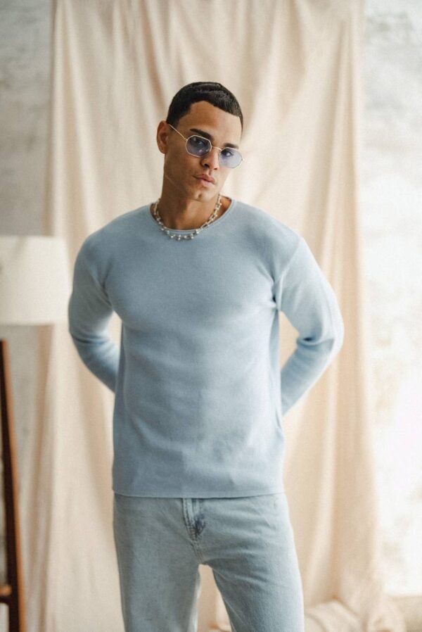 Машка блуза од мерцелизиран конец во сина боја машка сина блуза од мерцелизиран конец