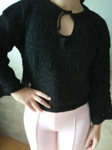 женски ажурен џемпер со V-израз во црна боја