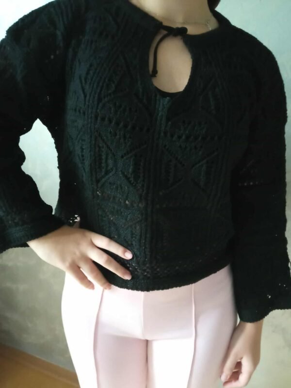 женски ажурен џемпер женски ажурен џемпер со V-израз во црна боја