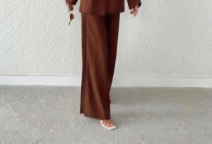 чоколадно-кафеави панталони со вез