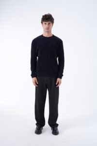 Блуза во Deep Navy боја – минималистички урбан стил за секојдневно носење