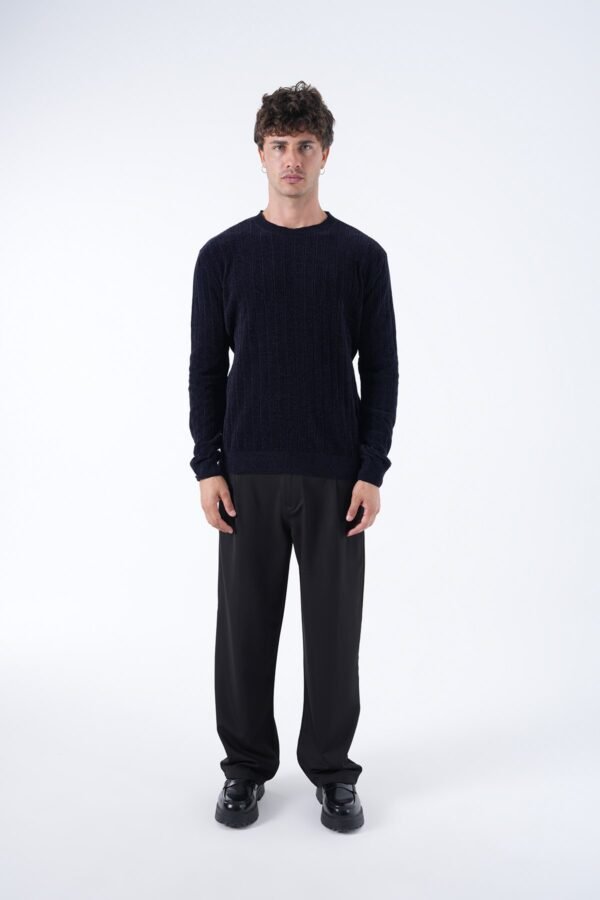 Блуза во Deep Navy боја – минималистички урбан стил за секојдневно носење