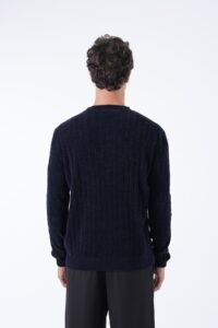 Блуза во Deep Navy боја – минималистички урбан стил за секојдневно носење