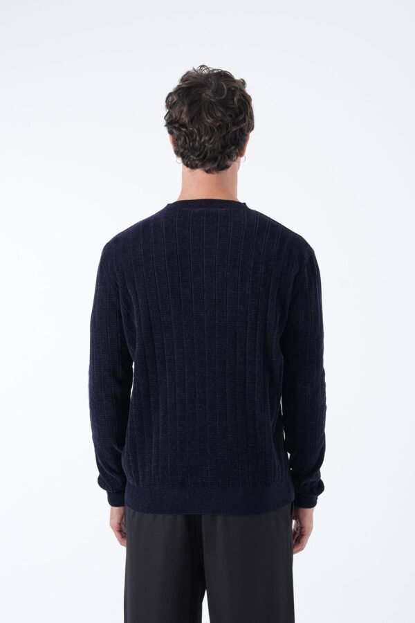 Блуза во Deep Navy боја – минималистички урбан стил за секојдневно носење