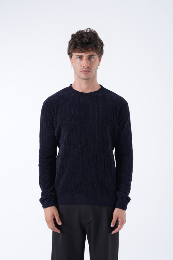 Блуза во Deep Navy боја – минималистички урбан стил за секојдневно носење