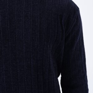 Блуза во Deep Navy боја – минималистички урбан стил за секојдневно носење