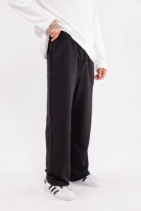 Машки тренерки 100 памук 3 конци во црна боја, широк крој, за есен зима.