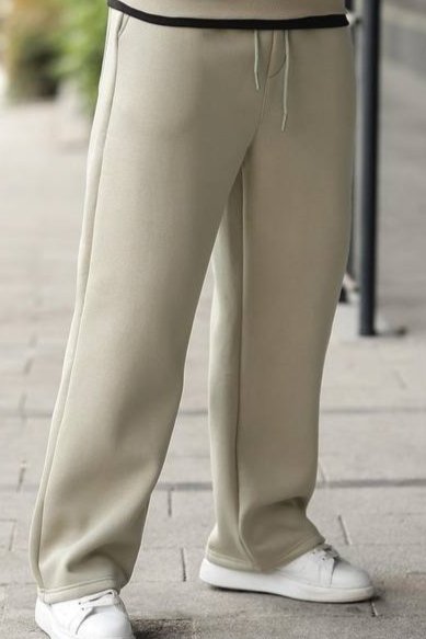 Машки тренерки 100 памук 3 конци во песочно беж боја, широк крој, за есен зима.