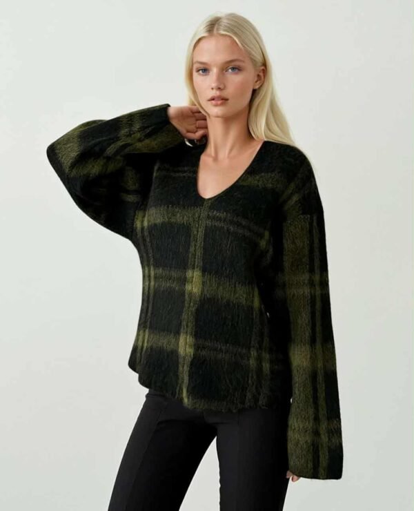 женски пуфкаст џемпер каро во темно зелена боја